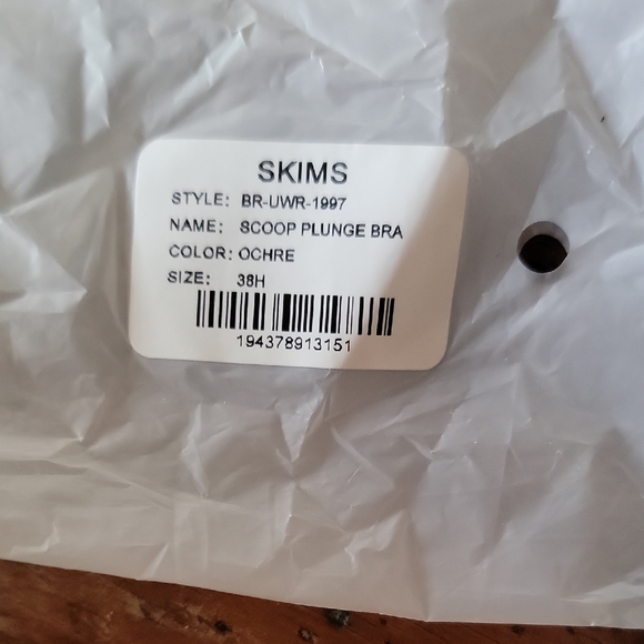 SKIMS Plunge Bra - 38H - Picture 3 of 6